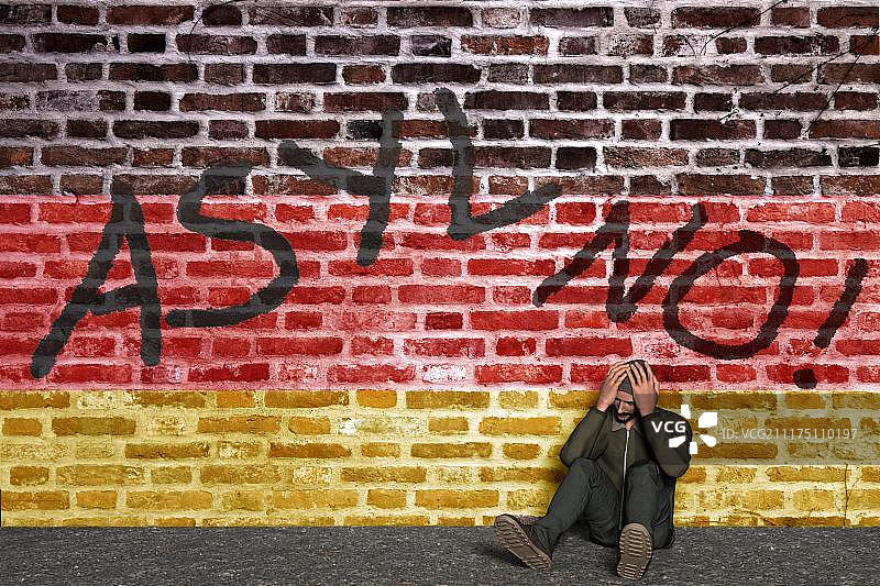 寻求政治庇护者坐在写有“拒绝庇护”字样的墙前，双手抱头，背景为德国国旗（电脑绘图）图片素材