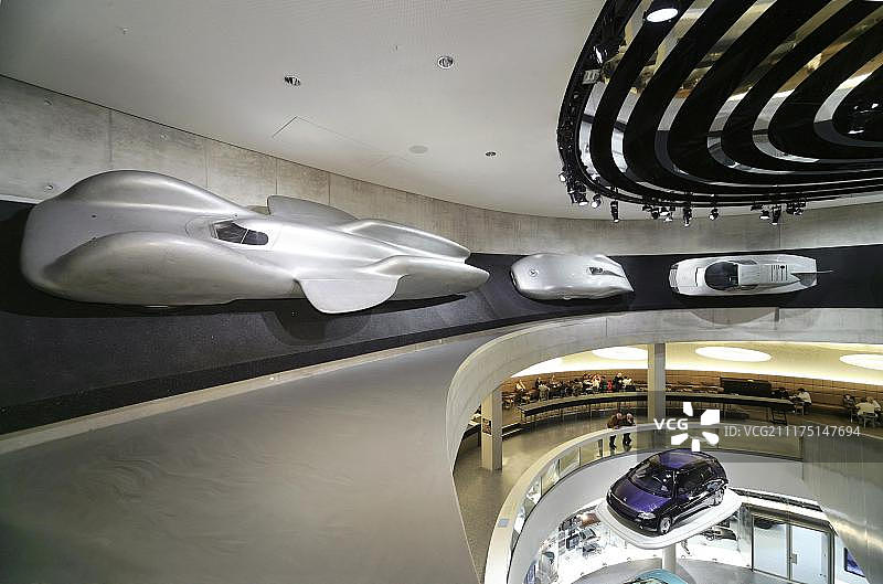 梅赛德斯博物馆内部，左侧是1939年的梅赛德斯-奔驰世界纪录车T 80，位于德国斯图加特图片素材