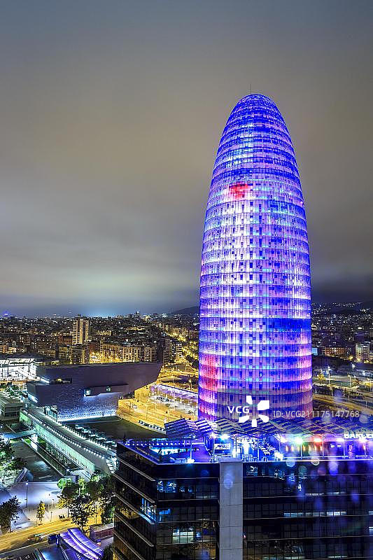城市夜景：巴塞罗那阿格巴塔，加泰罗尼亚，西班牙，欧洲图片素材