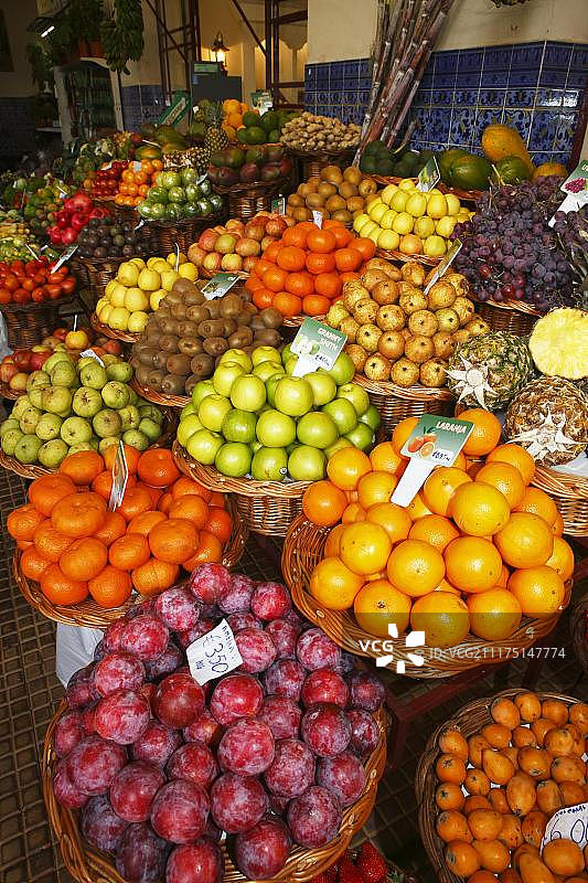 葡萄牙马德拉丰沙尔市场大厅的水果摊图片素材