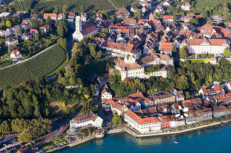 德国梅尔斯堡博登湖的老城堡和新城堡的空中景观图片素材