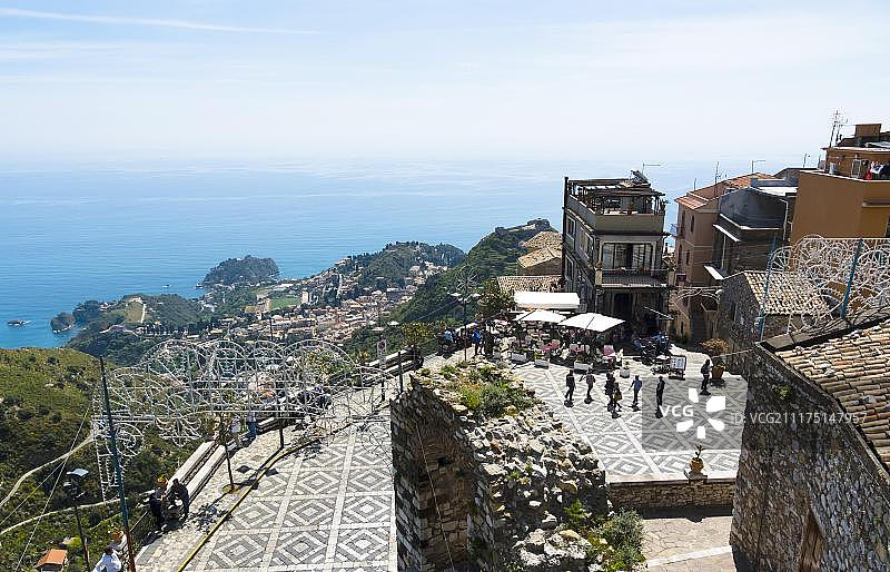 从城堡眺望海湾：卡斯特尔莫拉，意大利西西里图片素材