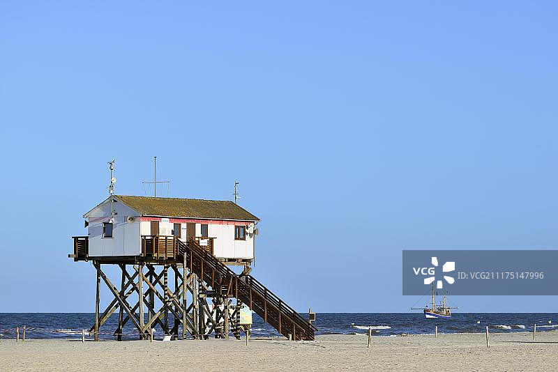 德国石勒苏益格-荷尔斯泰因瓦登海国家公园海滩上的高跷建筑图片素材
