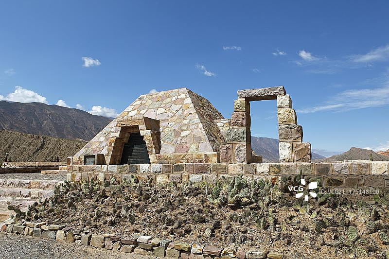 纪念探险家安布罗塞蒂和德贝内代蒂的纪念碑，位于阿根廷胡胡伊省图片素材