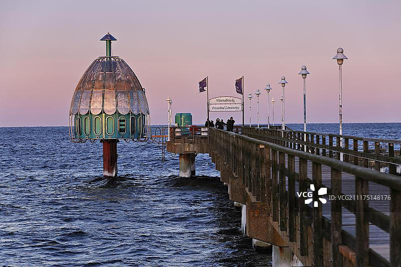德国梅克伦堡-前波美拉尼亚州津诺维茨波罗的海海滨度假胜地的海底缆车图片素材