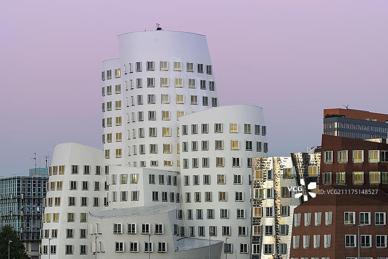 德国北莱茵-威斯特法伦州杜塞尔多夫新关税区的媒体港盖里建筑图片素材