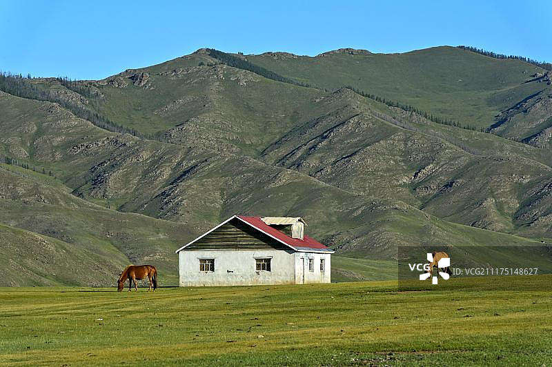 蒙古后杭爱省哈尔和林鄂尔浑峡谷中的孤独房屋图片素材