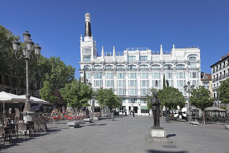 西班牙马德里维多利亚女王酒店的圣安娜广场和费德里科·加西亚·洛尔卡雕像图片素材