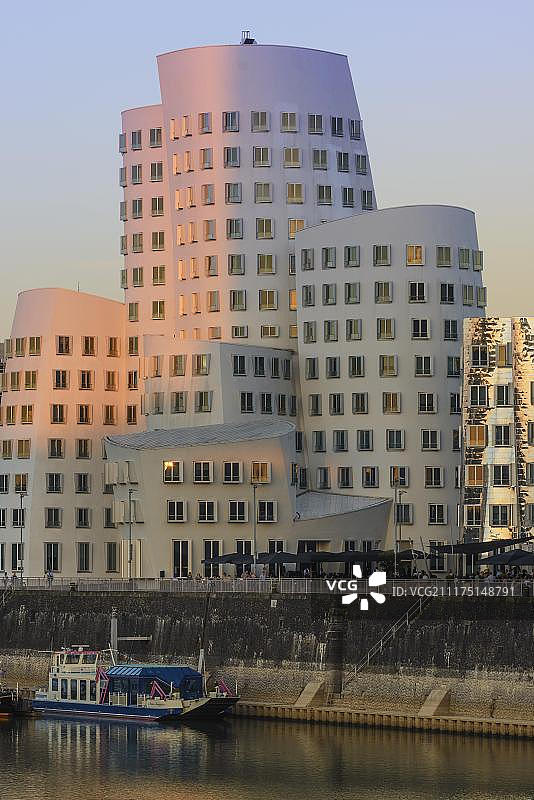德国北莱茵-威斯特法伦州杜塞尔多夫新关税区的媒体港盖里建筑图片素材