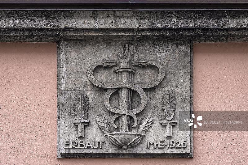 埃斯库拉庇俄斯之杖浮雕，医药之神，1926年，德国巴伐利亚州埃尔兰根AOK管理大楼图片素材