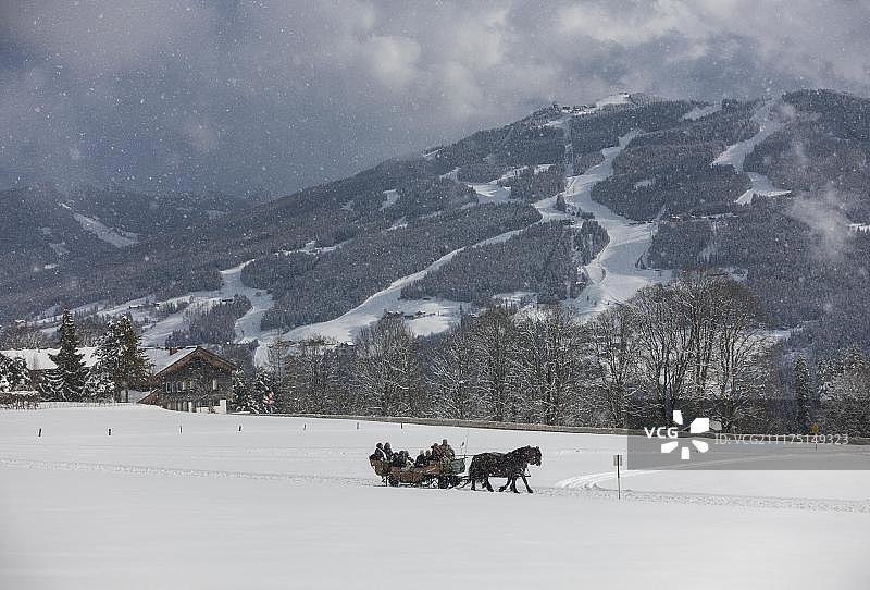 奥地利施拉德明附近雪中的马车图片素材