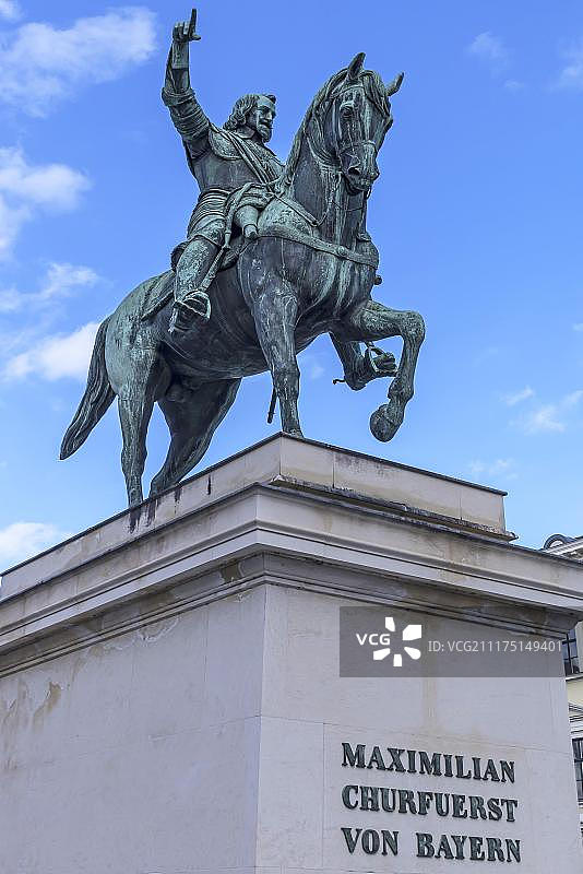 德国慕尼黑，巴伐利亚选帝侯马克西米利安一世的骑马雕像图片素材