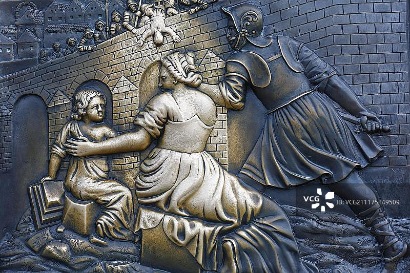 捷克共和国布拉格查理大桥圣内波穆克雕像图片素材