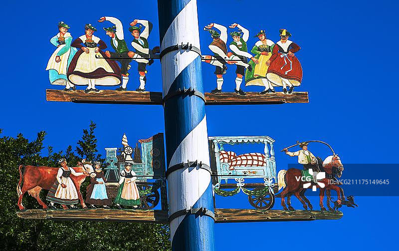 在德国巴伐利亚州施利尔see的五月柱与巴伐利亚传统人物图片素材