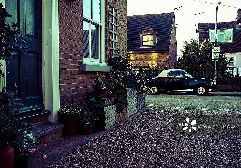 停在英国肯特郡惠特stable街道上的复古尼桑Figaro汽车图片素材