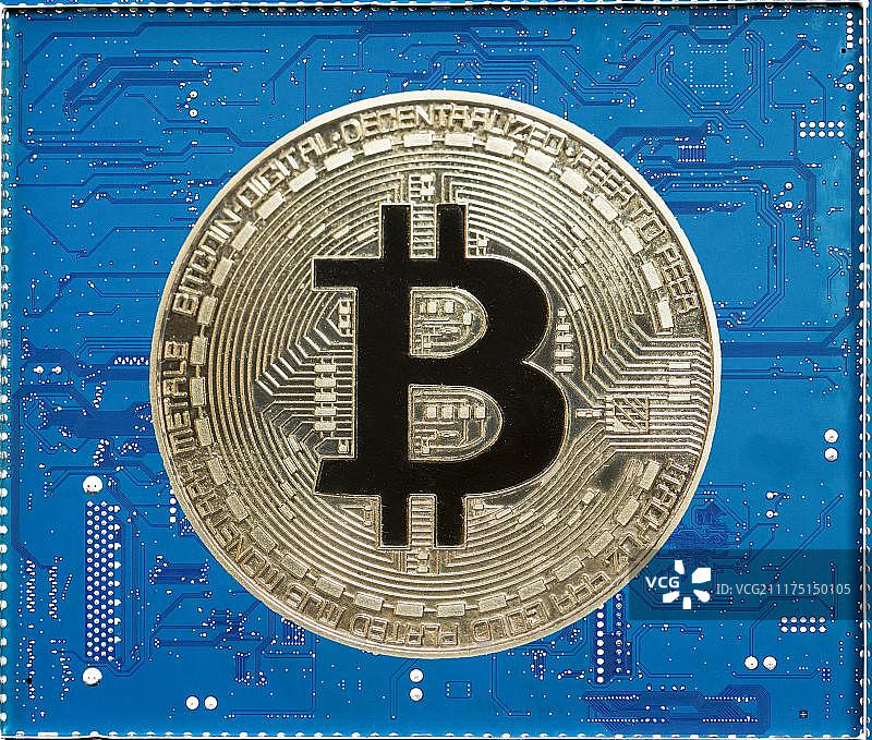 蓝色板上的比特币数字货币图片素材