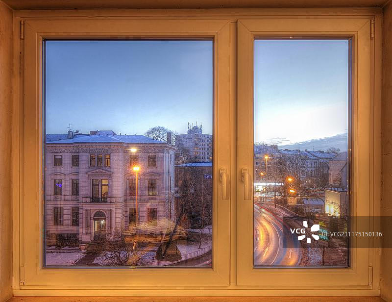 透过窗户看到的黄昏时分雪后的道路和房屋（德国不莱梅）图片素材