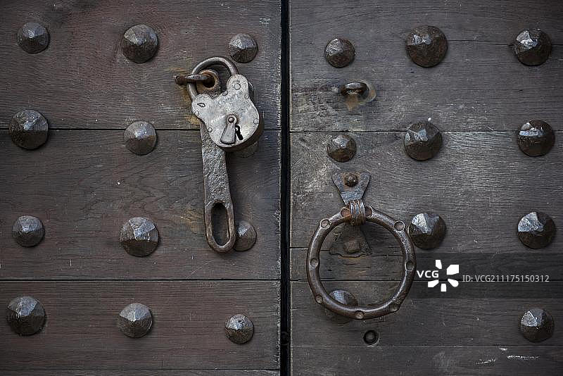 欧洲爱沙尼亚萨列马岛库雷萨雷带锁的城堡大门图片素材