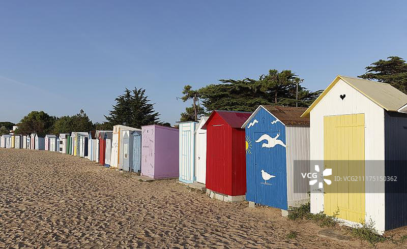 法国夏朗德海事奥莱龙岛圣丹尼斯奥莱龙的彩色海滩小屋图片素材