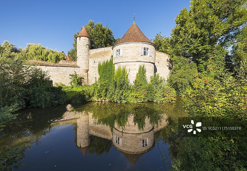 德国巴伐利亚州丁克斯比尔的沃尔尼茨河与城市墙壁图片素材