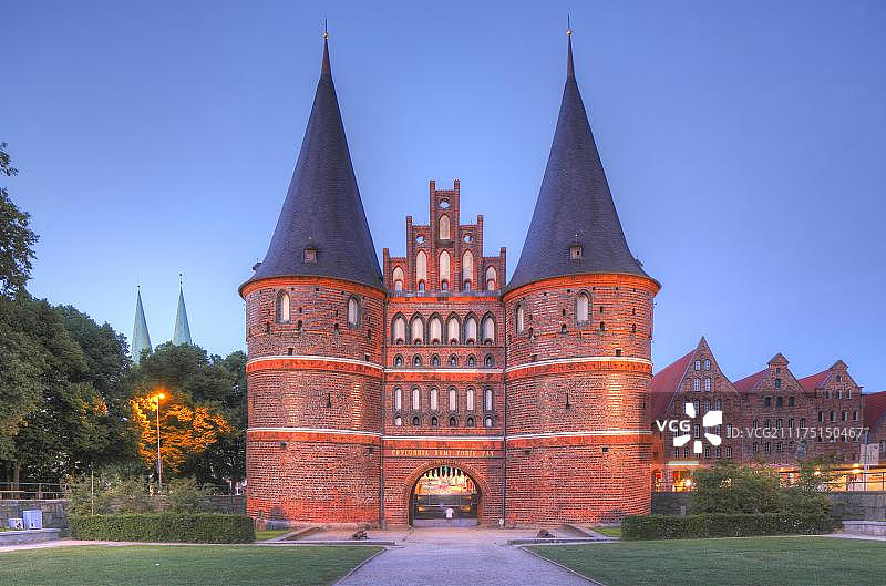 黄昏时分的霍尔斯滕门，位于德国石勒苏益格-荷尔斯泰因州吕贝克图片素材