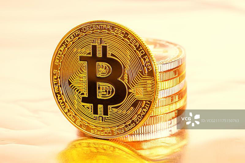数字货币符号，比特币实物硬币与钱堆图片素材