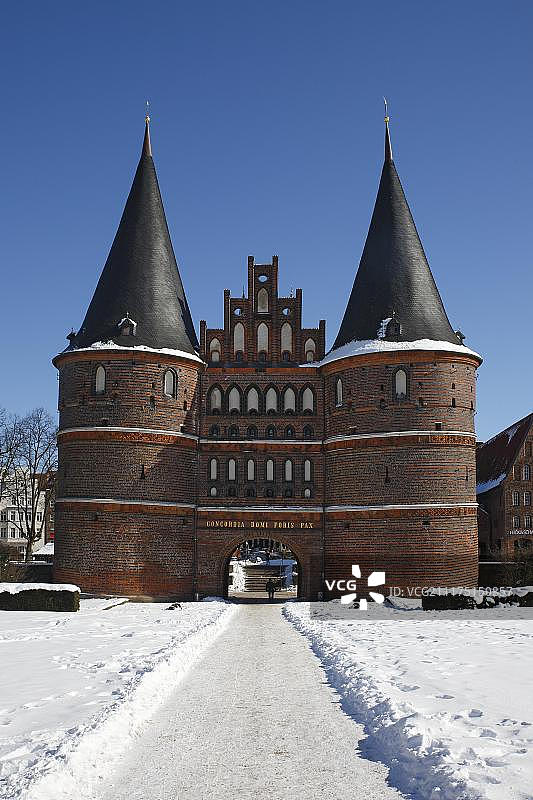 冬季雪中的荷尔斯滕门，德国吕贝克图片素材