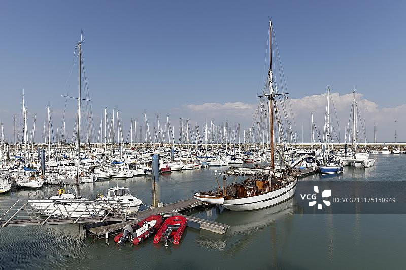 法国圣丹尼斯奥莱龙码头的帆船图片素材