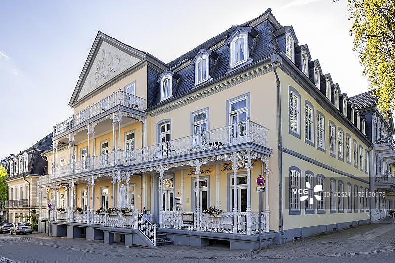 菲尔斯滕霍夫：始建于1777年的王侯浴场，现为酒店和Spa诊所，位于德国下萨克森州巴特皮尔蒙特图片素材