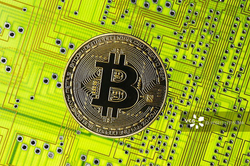 数字货币符号图像，带印刷电路板的比特币金币图片素材