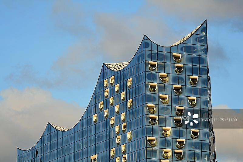 德国汉堡易北爱乐音乐厅玻璃幕墙夜景图片素材