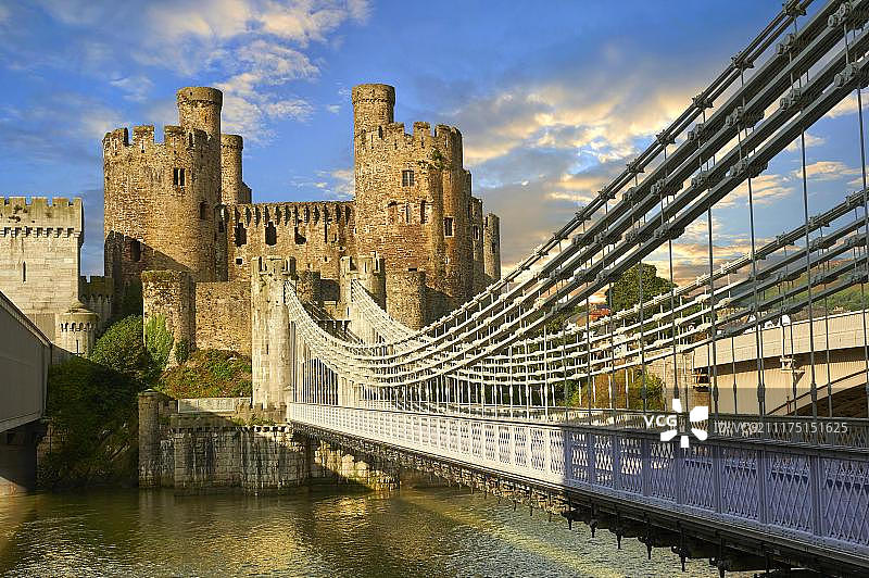 康威城堡悬索桥,建于1283年,联合国教科文组织世界遗产,位于英国威尔士康威图片素材