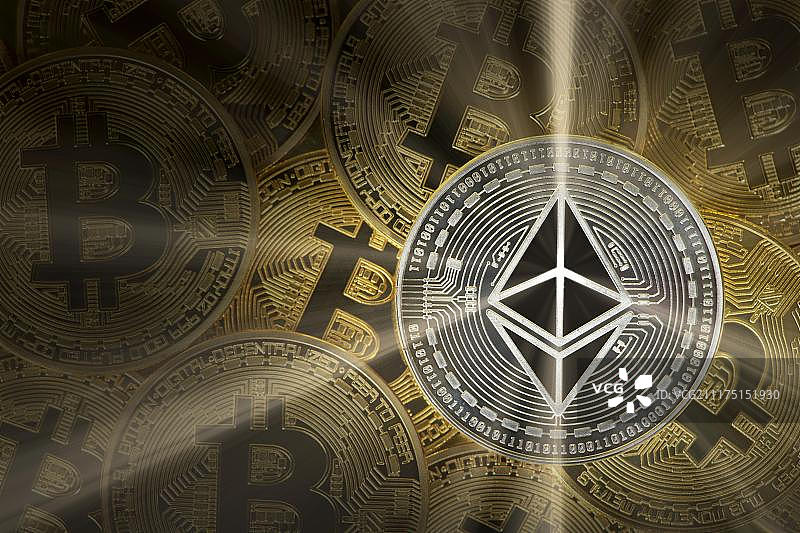 加密货币，数字货币，金币比特币上的银币以太坊图片素材
