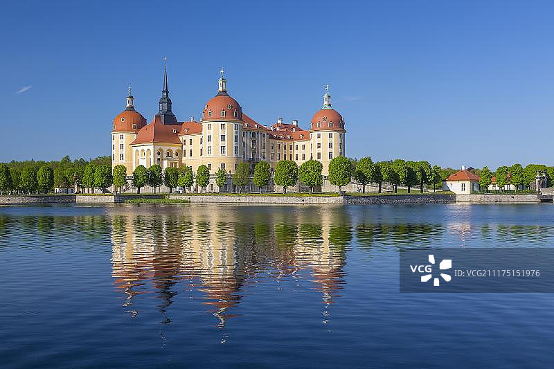 带湖的莫里茨堡狩猎小屋，萨克森，德国，欧洲图片素材