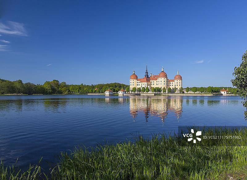 带湖的莫里茨堡狩猎小屋，萨克森，德国，欧洲图片素材