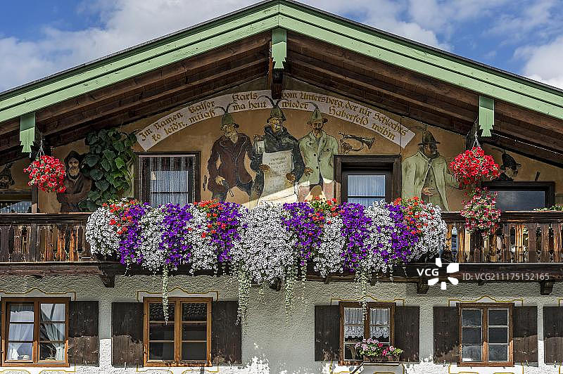 德国巴伐利亚米斯巴赫，带有壁画和花卉装饰的农舍图片素材