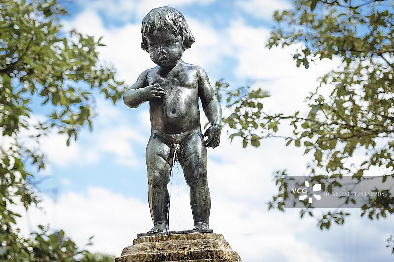 Brunnenbuble Manneken Pis，埃米尔·基姆伦的撒尿小童雕像，位于德国巴登-符腾堡州斯图加特德格洛赫图片素材