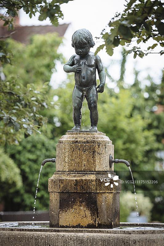 Brunnenbuble Manneken Pis，埃米尔·基姆伦的撒尿小童雕像，位于德国巴登-符腾堡州斯图加特德格洛赫图片素材