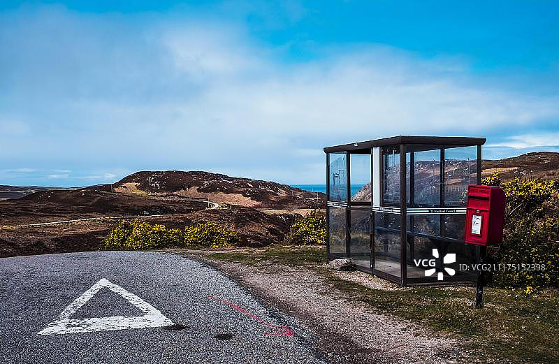 高地，苏格兰，英国，欧洲的徒步旅行者避难所和红色邮筒图片素材