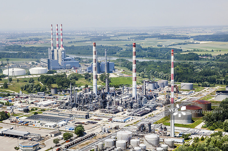 德国巴伐利亚州多瑙河畔伊尔兴的EON发电厂鸟瞰图片素材