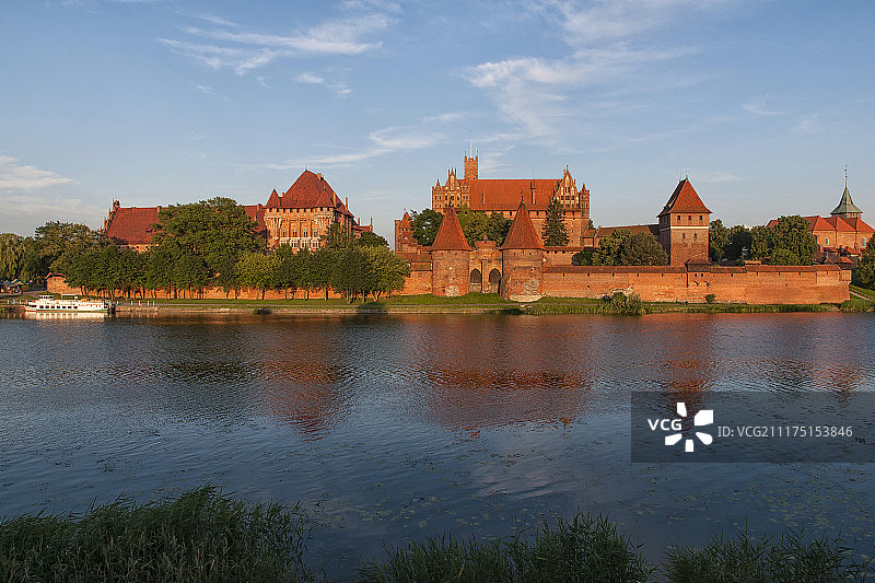 傍晚光线下的马尔堡城堡，波兰波美拉尼亚省马尔堡图片素材