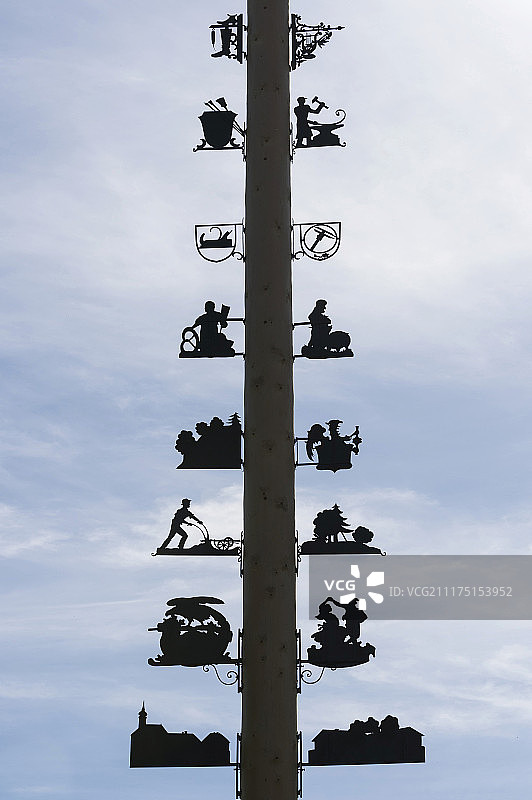 施塔费尔湖畔泽豪森当地工艺品标志的五月柱，上巴伐利亚，巴伐利亚，德国，欧洲图片素材