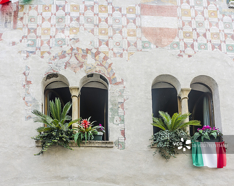 带有奥地利盾徽的联排别墅，位于意大利弗留利-威尼斯朱利亚波代诺内历史中心图片素材