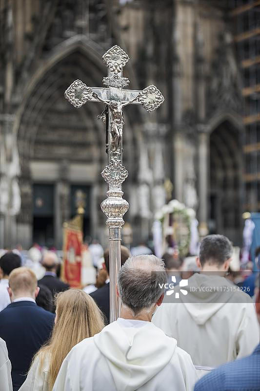 德国科隆大教堂前举行弥撒的科珀斯克里斯蒂神职人员图片素材