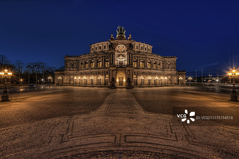 傍晚时分的德国萨克森州德累斯顿森帕歌剧院图片素材