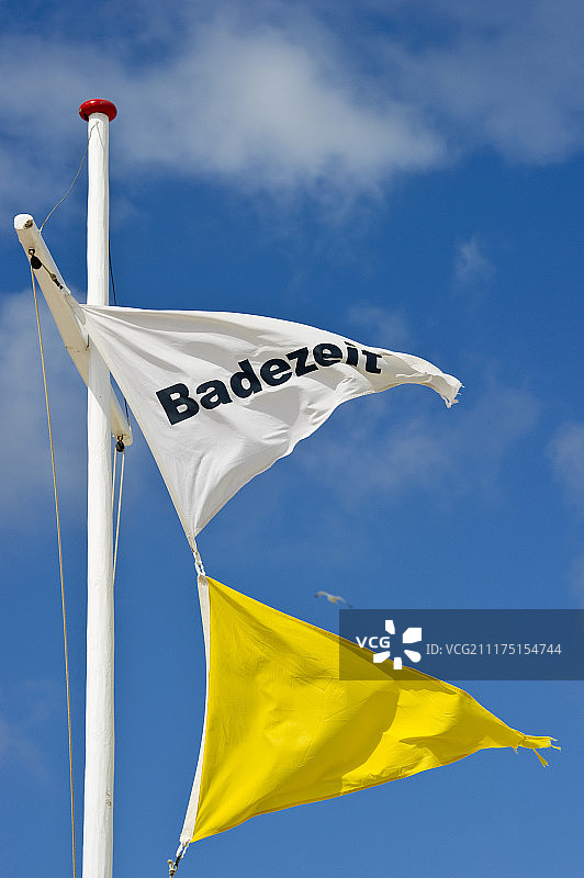 德国叙尔特岛韦斯特兰海滩上的旗帜图片素材