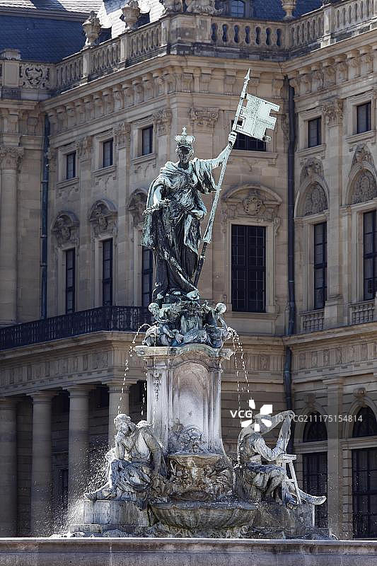 弗兰肯尼亚喷泉，带有蒂尔曼·里门施奈德和瓦尔特·冯·德·福格威德的雕像，位于维尔茨堡住宅广场，下弗兰肯尼亚，弗兰肯尼亚，巴伐利亚，德国，欧洲图片素材