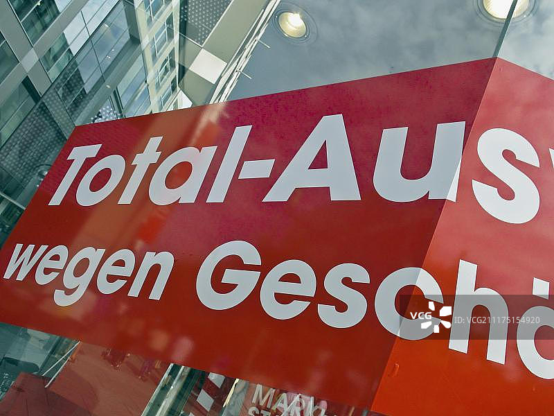 德国一家鞋店的停业甩卖橱窗标志图片素材