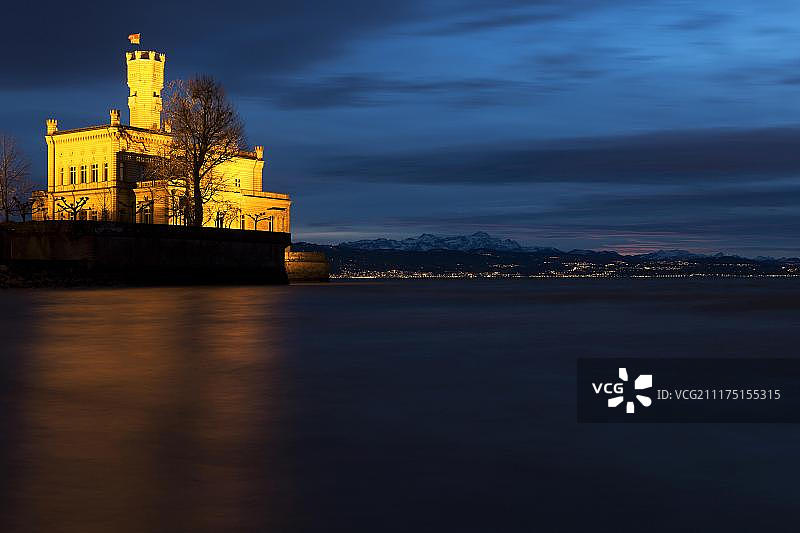 康斯坦茨湖畔的蒙福特城堡黄昏景色，德国巴登-符腾堡州图片素材