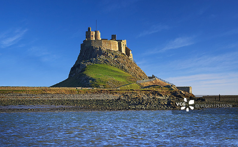 英格兰诺森伯兰郡林迪斯法恩或圣岛上的16世纪林迪斯法恩城堡图片素材